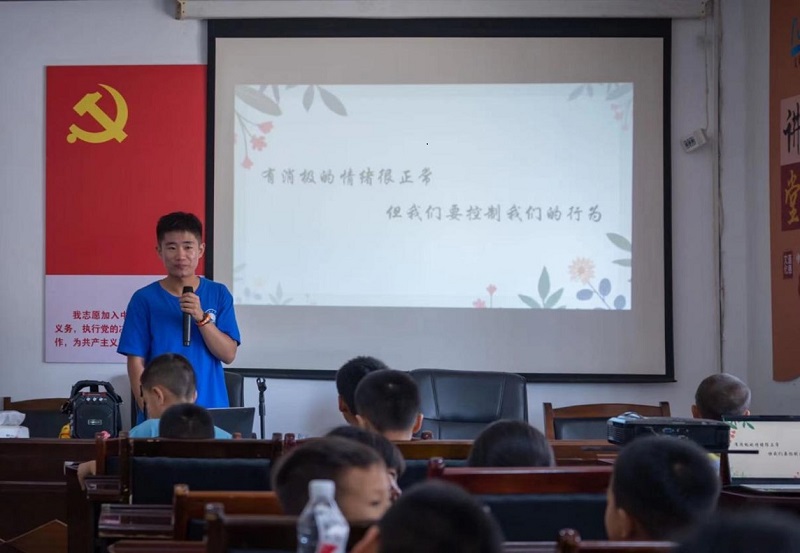 成理學子三下鄉(xiāng)：以愛傳教 以力助農(nóng)