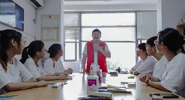 集大學(xué)子守望相助，走進(jìn)彩虹之家