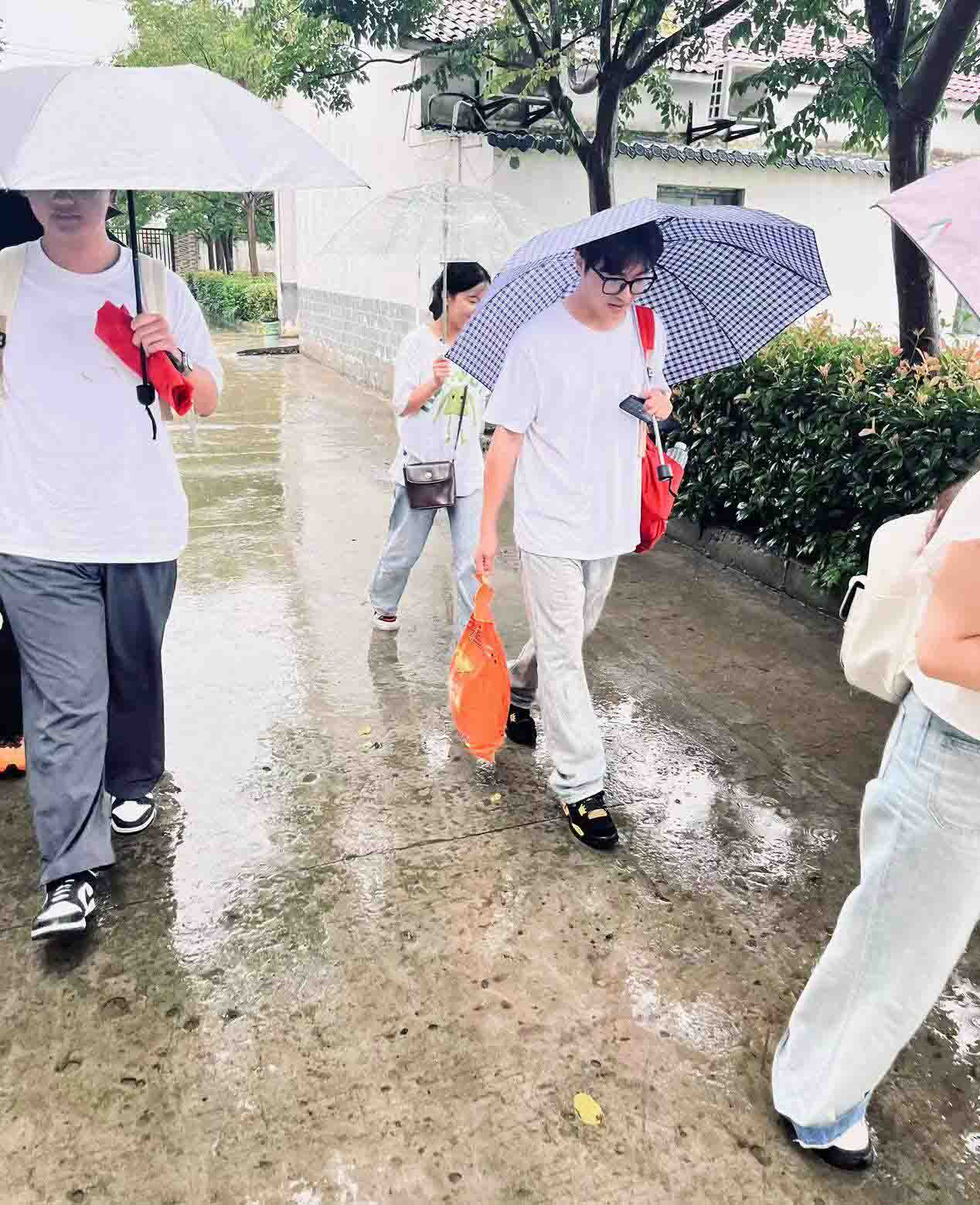 志愿者朱金龍：以實際行動扎根基層，全心全意體驗青春風采。