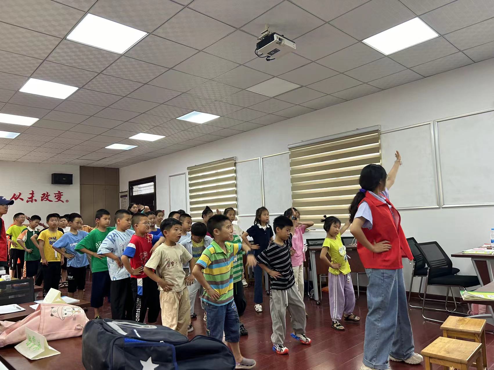 不忘初心，腳踏實(shí)地的做好支教——汽院愛心傳遞服務(wù)團(tuán)