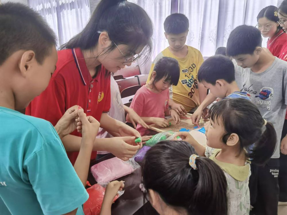 投身松柏實踐，綻放青春光芒