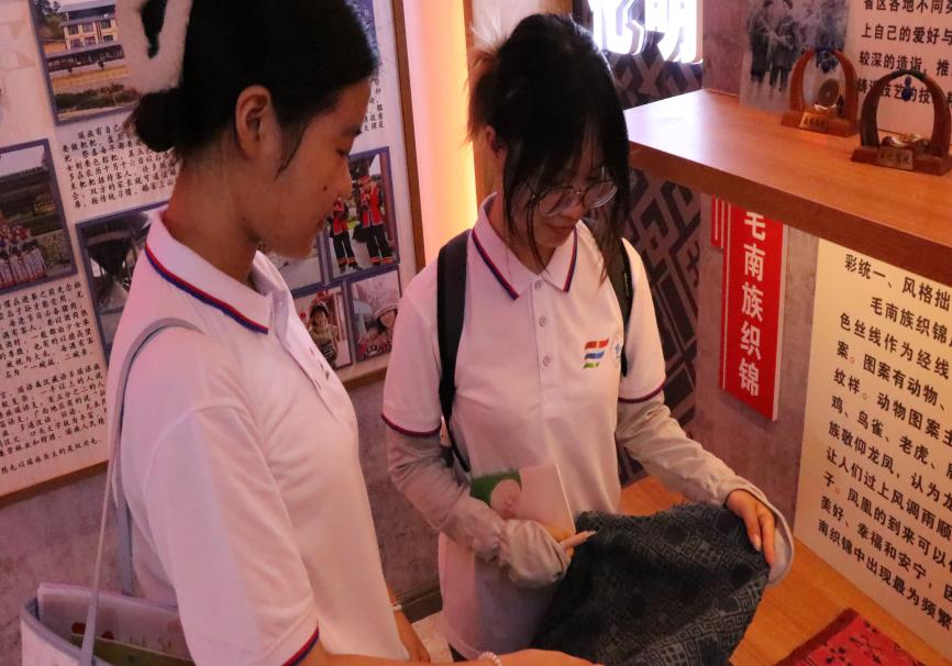 毛南館展團結韻，學子心感民族情