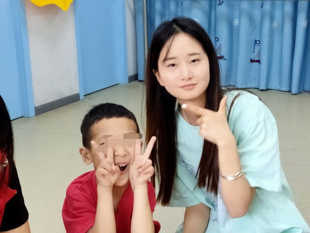 大手拉小手，青春共成長