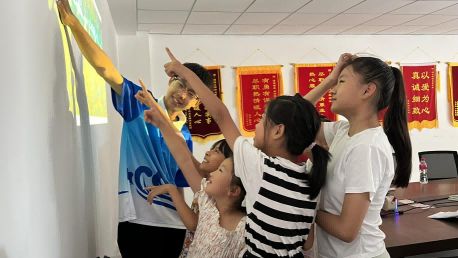丹青越時空，千載留余香：“青助繁花”傳承傳統(tǒng)文化實踐團社區(qū)行