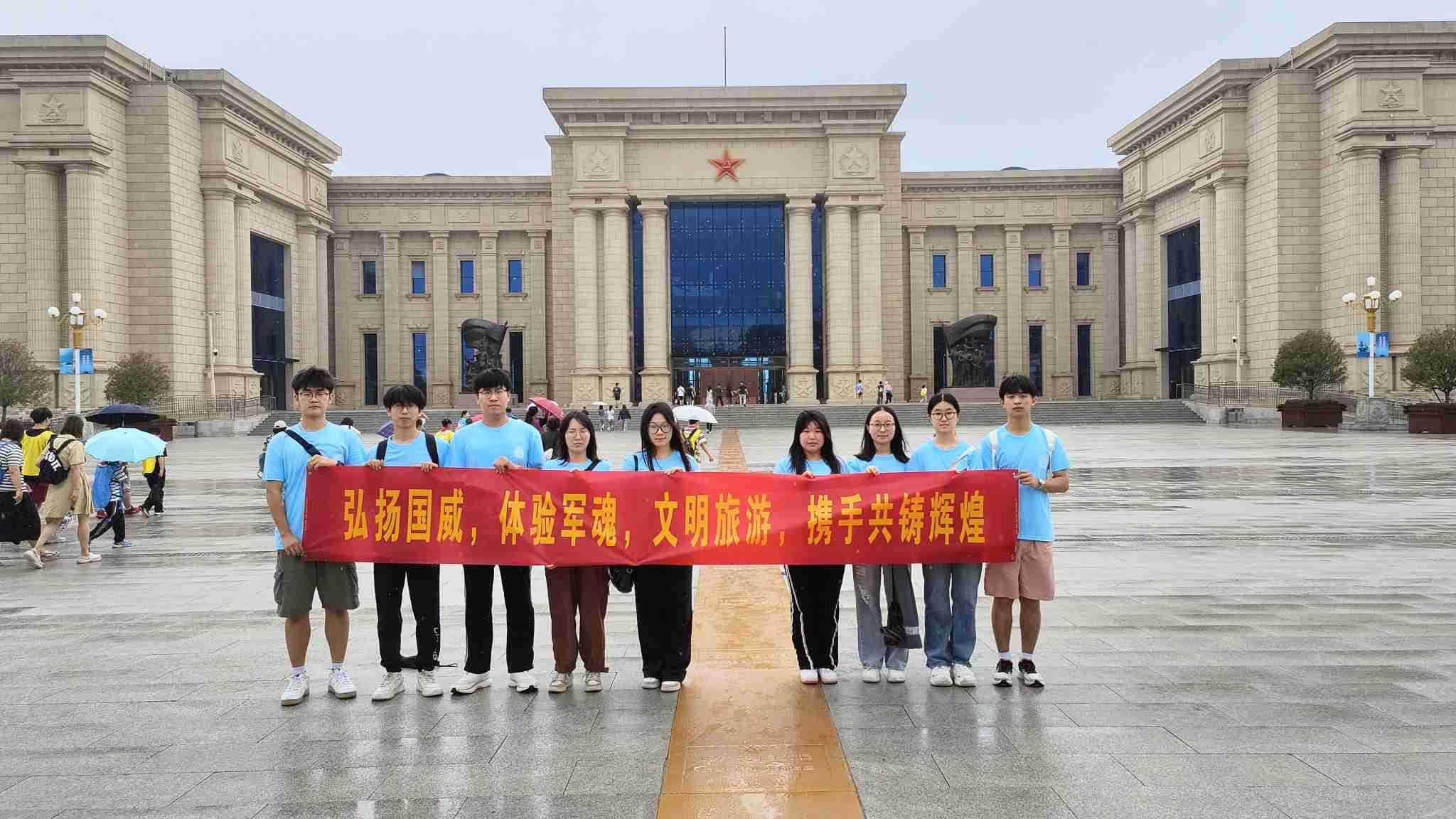青島科技大學(xué)“巡禮藍(lán)海情，筑夢(mèng)文明行”文明旅游實(shí)踐團(tuán)赴海軍博物館—引領(lǐng)文明旅游新風(fēng)尚，共筑文明旅游新篇章