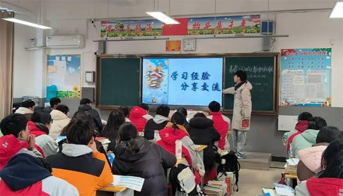 安財(cái)學(xué)子訪母校：探望老師，宣傳安財(cái)