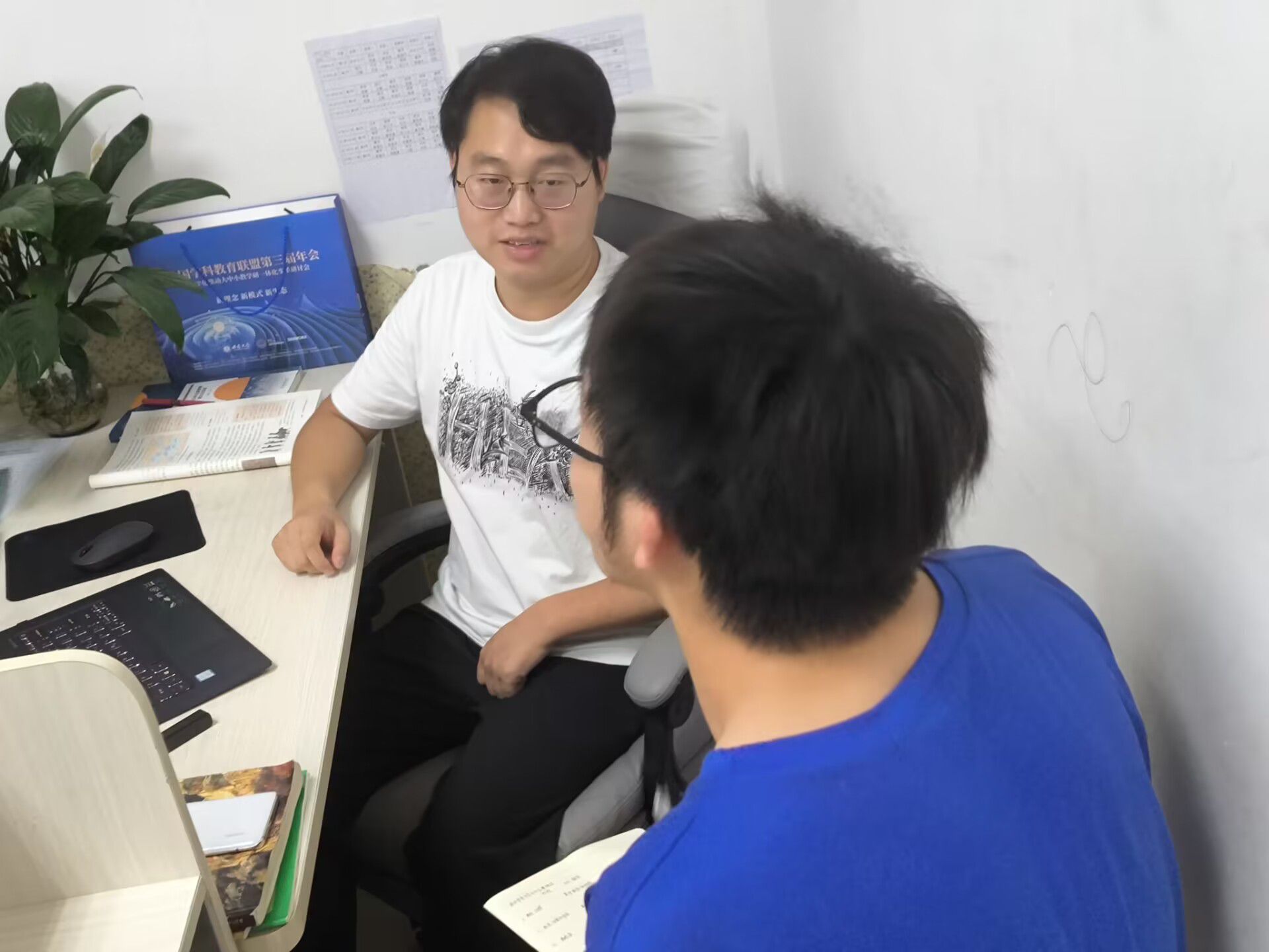 尋跡崢嶸西遷路，奮楫昂揚新征程