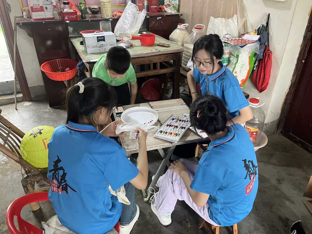 巢湖學(xué)院學(xué)子三下鄉(xiāng)：春暉護(hù)幼芽，暖意筑留守