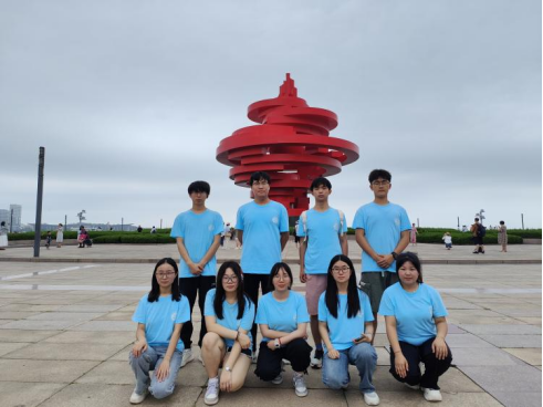 青島科技大學(xué)赴青島市“巡禮藍(lán)海情，筑夢(mèng)文明行”文明旅游實(shí)踐團(tuán)隊(duì)赴五四廣場(chǎng)、小麥島、棧橋參觀——文明出行， 一路潔凈