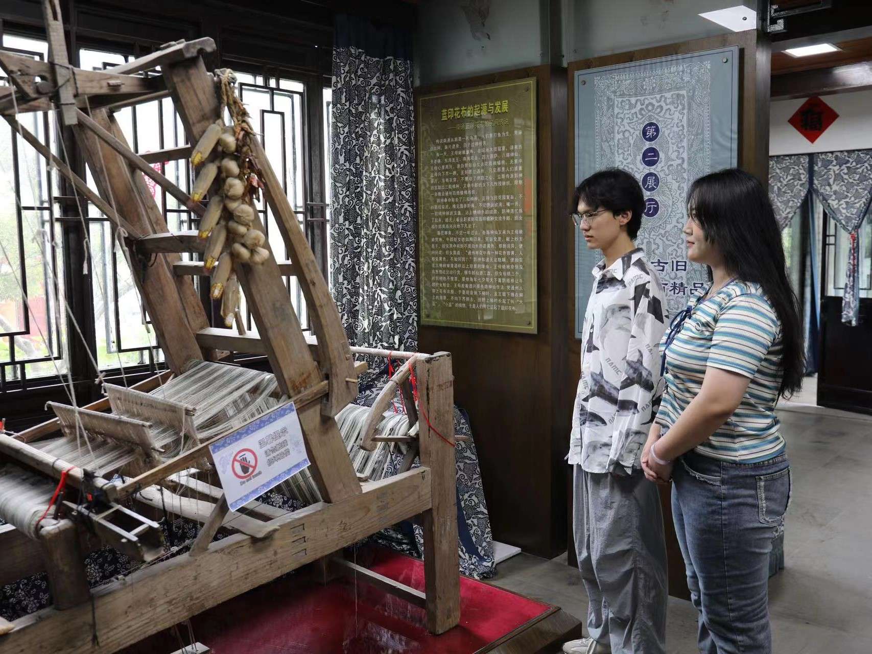 無(wú)錫學(xué)院學(xué)子三下鄉(xiāng)：鷂影風(fēng)舞通城夢(mèng)，白袷藍(lán)衫世界心