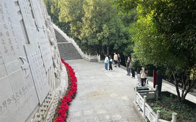 “不忘初心，牢記使命”——參觀烈士陵園